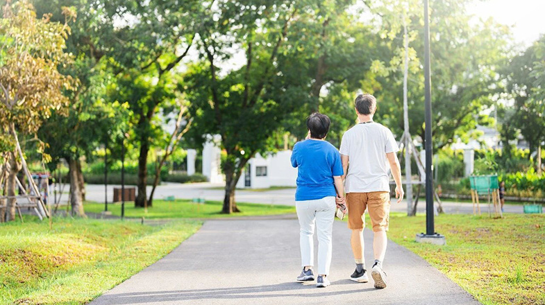 小伙捡到疑似手雷赶紧上交