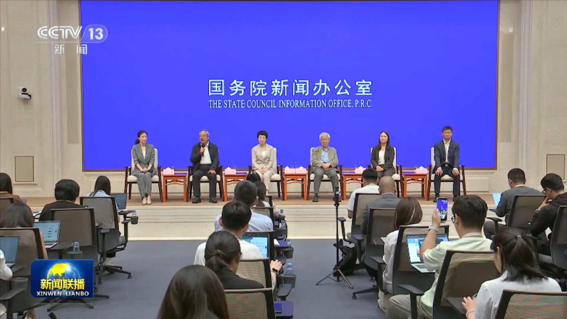 樊振东穿上沪队外套了