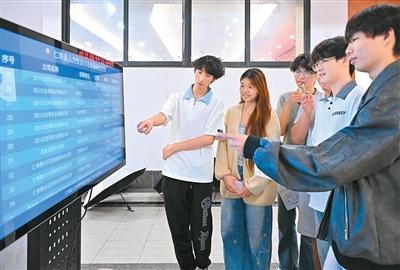 为悼念吴邦国同志天安门下半旗